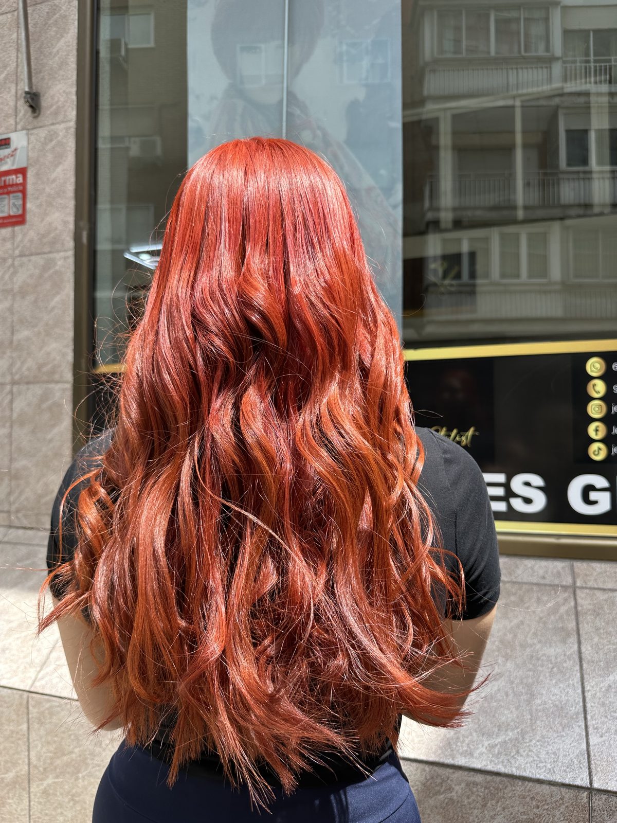Coloración roja vibrante en Jenny de la Cruz Peluqueros