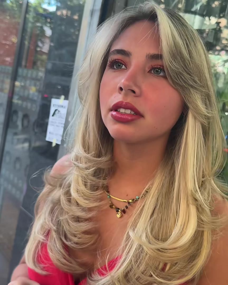 Clienta feliz con resultado de peluquería Jenny de la Cruz Madrid