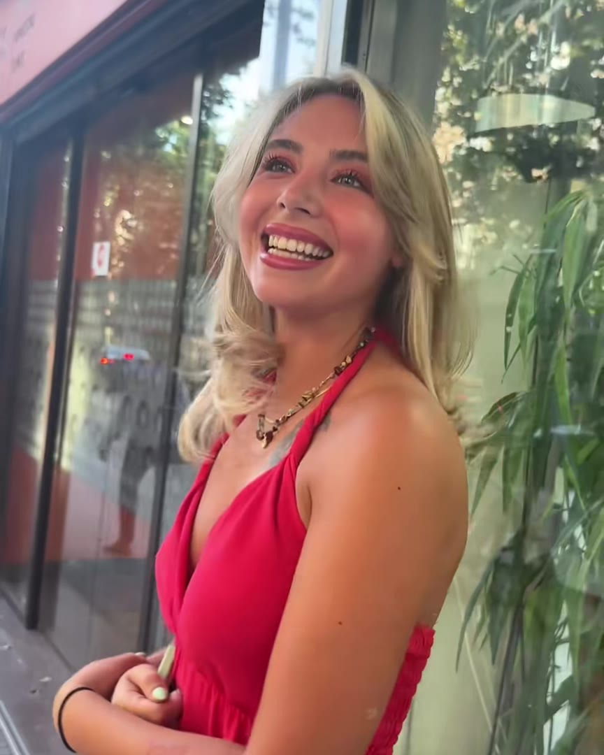 Clienta feliz con su balayage en Jenny de la Cruz Peluqueros